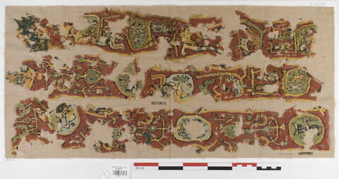 bande décorative d'habillement ; fragments