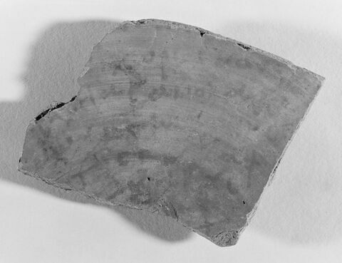 ostracon ; fragment, image 2/2