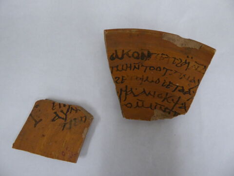 ostracon ; fragment, image 3/3