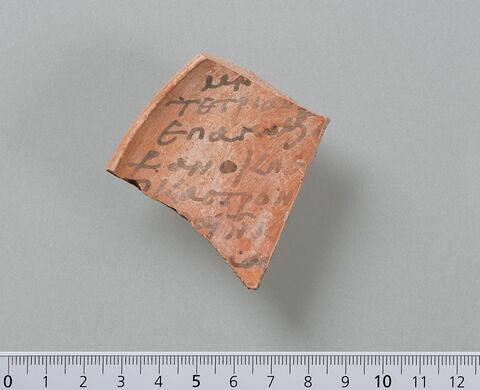 ostracon ; fragment, image 1/3