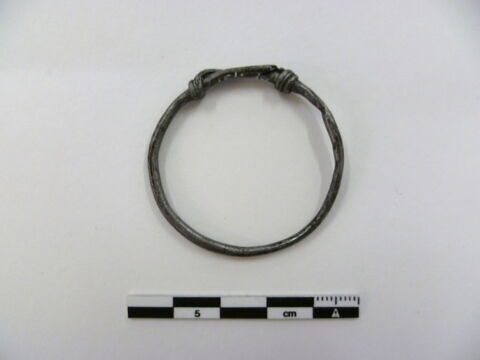bracelet en anneau à extrémités enroulées