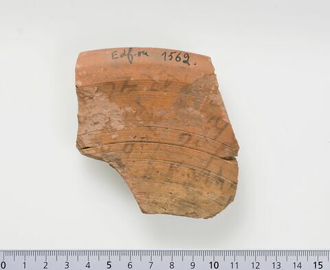ostracon ; plusieurs fragments recollés, image 1/5