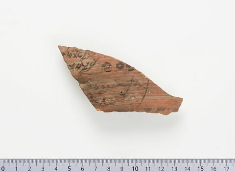 ostracon ; fragment, image 2/4