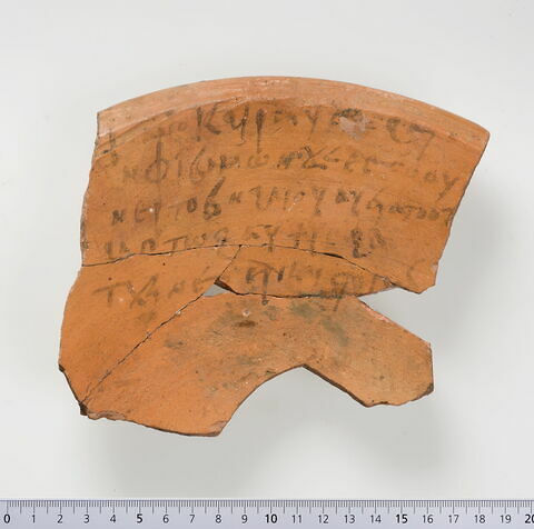ostracon ; plusieurs fragments recollés, image 1/4