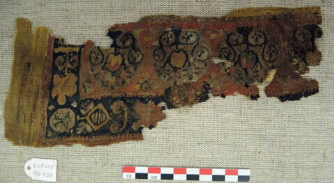 bande décorative d'habillement  ; bande d'encolure  ; fragment, image 2/2