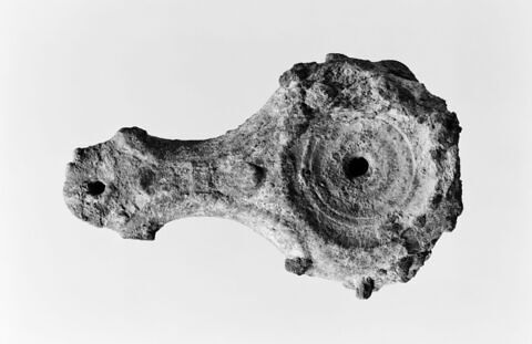 lampe à bec arrondi et volutes dégénérées
