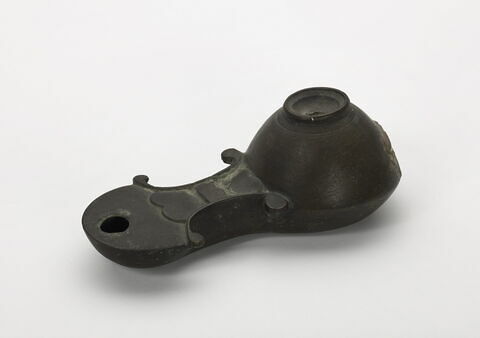 lampe à bec arrondi et volutes ; fragments, image 2/3