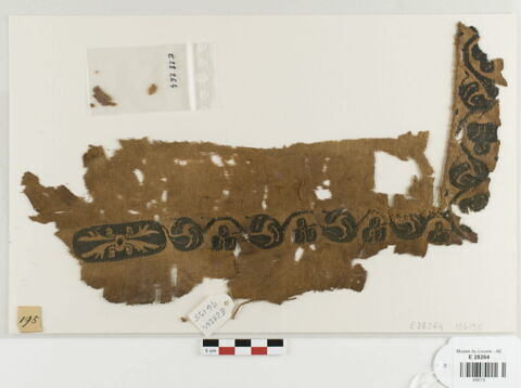bande décorative d'habillement ; fragment