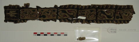 bande décorative d'habillement ; fragment, image 2/2