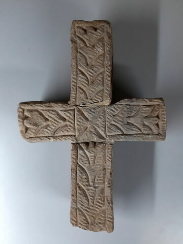 croix ; plusieurs fragments recollés