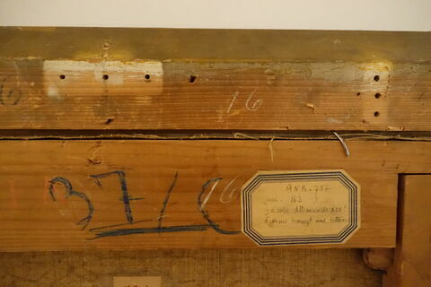 Portrait de femme tenant une lettre, image 4/7