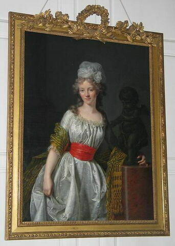 Portrait de jeune femme s'appuyant à une statue d'amour, dit traditionnellement, Mme Papillon de la Ferté