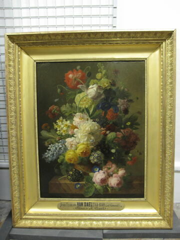 Fleurs dans un vase d'agate sur une console de marbre, image 5/6