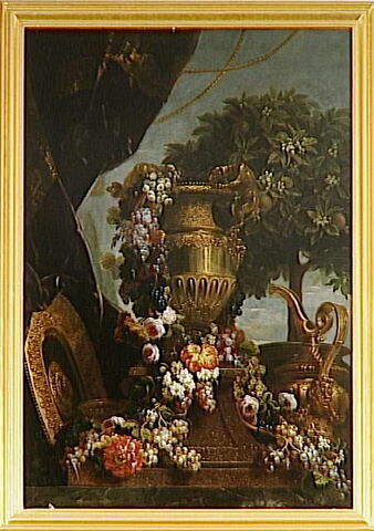 Fleurs et fruits entrourant un vase d'or, image 1/2