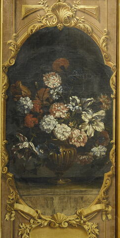 Vase d'or contenant des fleurs