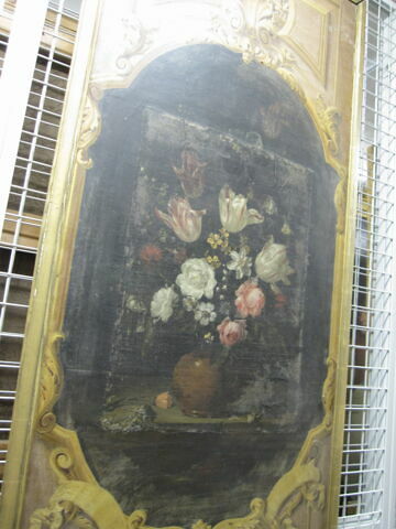 Vase de terre rempli de fleurs, image 2/2