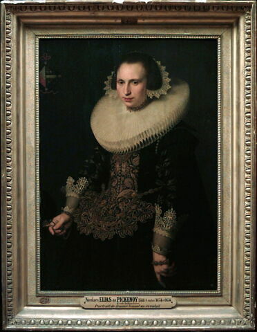 Femme tenant un éventail, image 2/2