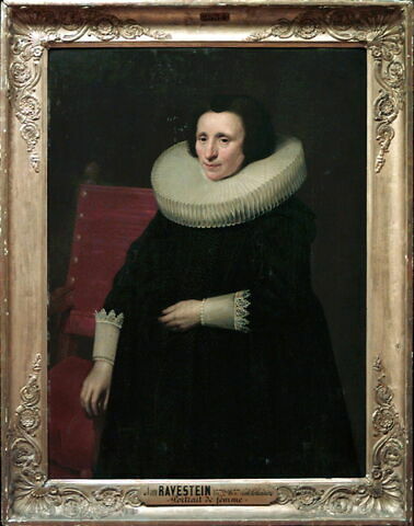 Portrait d'une femme âgée de cinquante-quatre ans, la main droite posée sur le bras d’un fauteuil, image 4/4