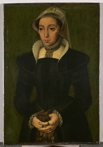 Portrait de femme tenant des gants