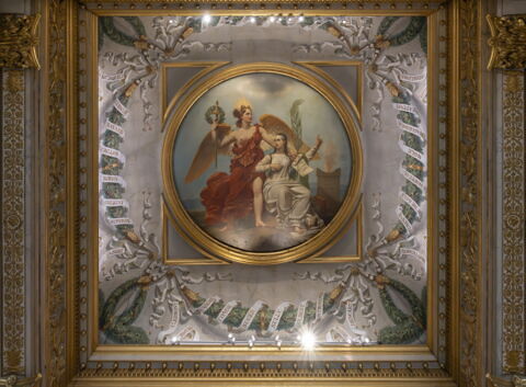 Plafond : La véritable Gloire s'appuie sur la Vertu (au centre). Mars, couronné par la Victoire, écoutant la Modération, arrête ses coursiers et baisse ses javelots (à gauche). Le Temps élève la Vérité vers les marches du trône, la Sagesse l'y reçoit, un génie naissant l'écoute, les armes royales sont à ses pieds (côté droit), image 2/8