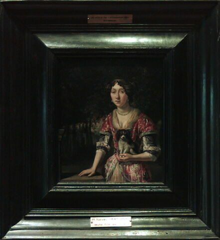 Portrait d'une jeune femme tenant un petit chien, sur fond agreste, image 3/4