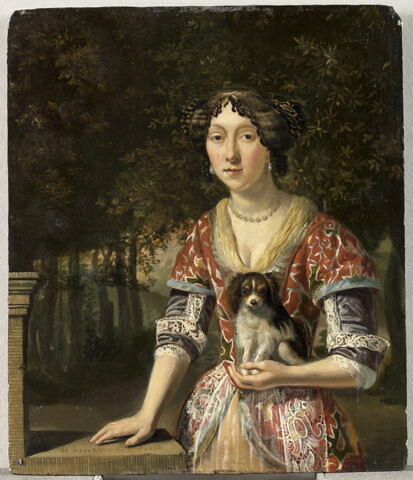 Portrait d'une jeune femme tenant un petit chien, sur fond agreste