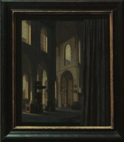 Intérieur d'église partiellement masqué par un rideau, image 9/9