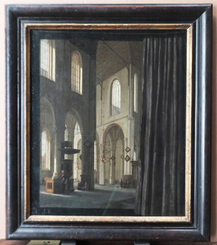 Intérieur d'église partiellement masqué par un rideau, image 2/9