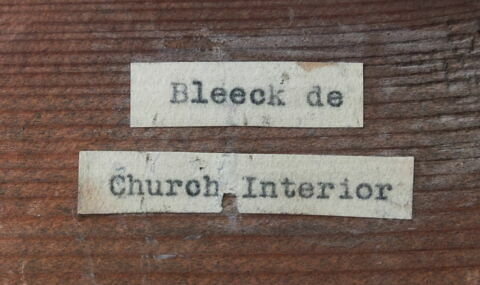 Intérieur d'église partiellement masqué par un rideau, image 4/9