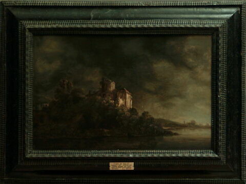 Château dominant une rivière, image 4/5