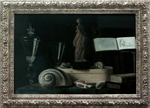 Nature morte à la statuette, à la boîte en copeaux, aux coquillages et aux livres, image 2/2