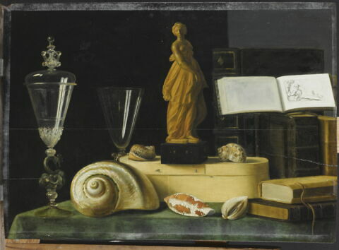 Nature morte à la statuette, à la boîte en copeaux, aux coquillages et aux livres