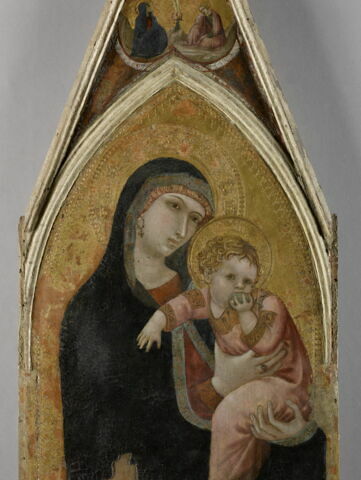 La Vierge et l'Enfant ; dans le médaillon trilobé à l'intérieur du gâble, Le Calvaire, image 2/9