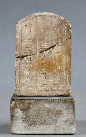 stèle cintrée ; stèle biface