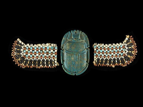 scarabée funéraire ; aile droite de scarabée funéraire ; aile gauche de scarabée funéraire ; perles, image 1/1