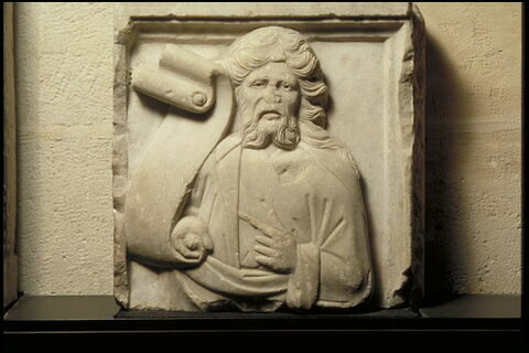 Prophète ou apôtre barbu, de face, tenant un volumen de la main droite et le montrant de l'index gauche, image 4/5