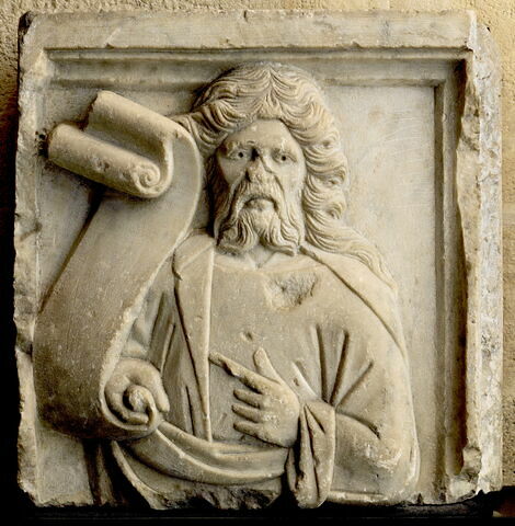 Prophète ou apôtre barbu, de face, tenant un volumen de la main droite et le montrant de l'index gauche, image 3/5