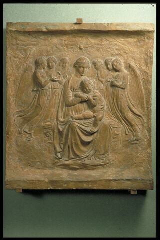 La Vierge assise tenant l'Enfant nu sur le genou gauche entourée par six anges volants, image 2/5