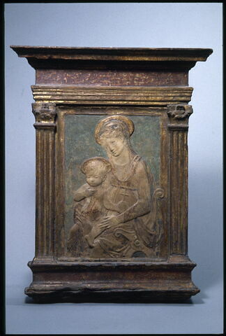 La Vierge assise sur un trône et portant l'Enfant sur ses genoux, image 1/2