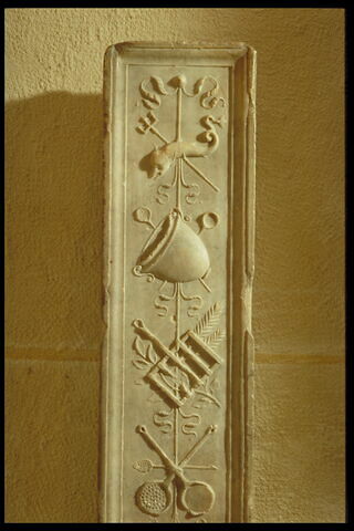 Pilastre orné d'ustensiles culinaires et d'une hure de sanglier, image 3/5