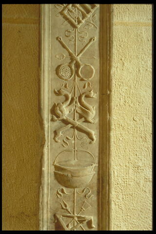 Pilastre orné d'ustensiles culinaires et d'une hure de sanglier, image 4/5