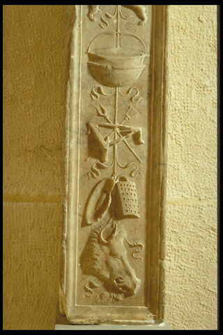 Pilastre orné d'ustensiles culinaires et d'une hure de sanglier, image 5/5