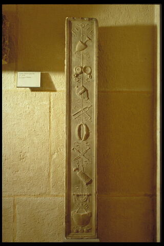 Pilastre orné d'ustensiles culinaires, image 2/5