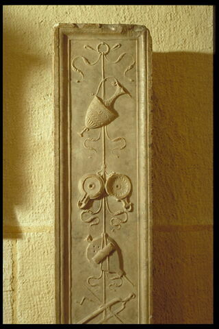 Pilastre orné d'ustensiles culinaires, image 3/5