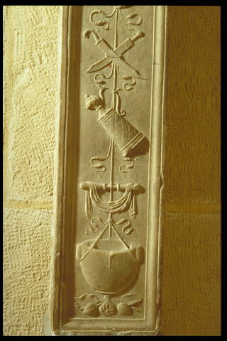 Pilastre orné d'ustensiles culinaires, image 5/5