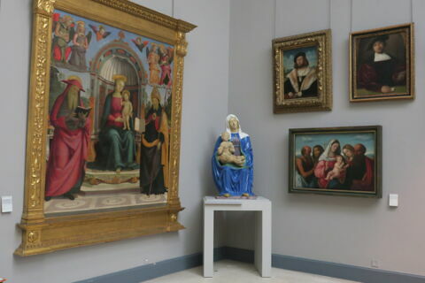 La Vierge assise portant l'Enfant assis sur son genou droit, image 2/2