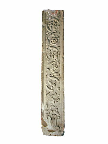 Fragment de pilastre orné de rinceaux et d'oiseaux décoré sur quatre facés
