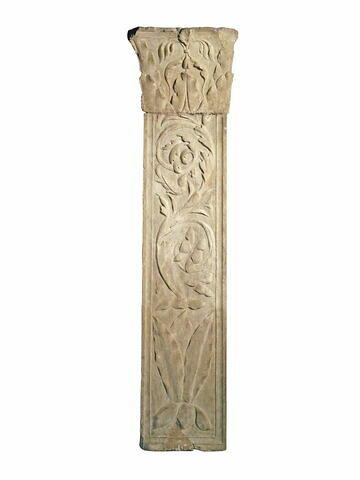 Pilastre orné de feuillages et de rinceaux décoré sur trois faces avec chapiteau (d'origine différente), image 1/1