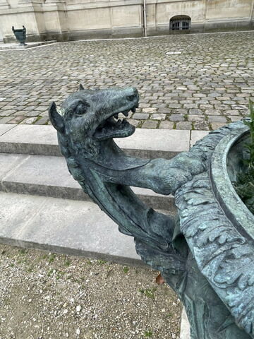 Vase à décor losangé et à têtes de loup d'après les modèles du parterre du midi à Versailles, image 2/2