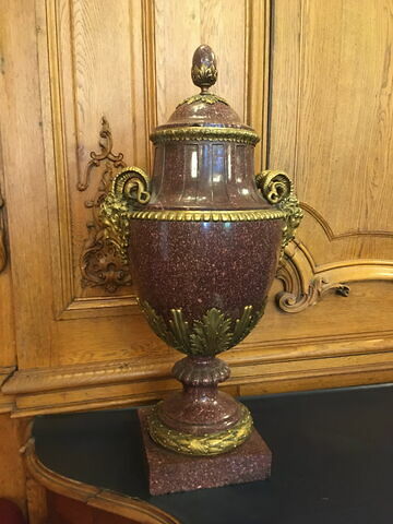 Vase avec couvercle, porphyre rouge et bronze doré, anses en forme de têtes de béliers, image 1/2